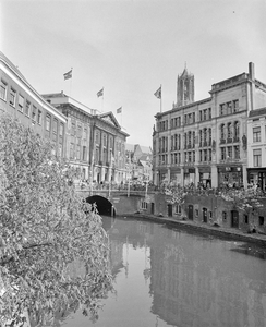 67022 Gezicht op de Oudegracht te Utrecht met links de Stadhuisbrug en het stadhuis (Stadhuisbrug 1) en rechts de ...